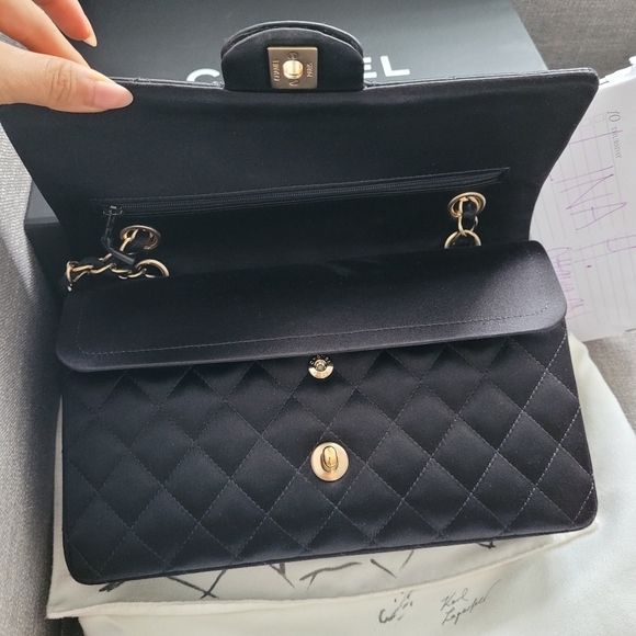 Chanel Medium Classic Double Flap - Picture 2 of 13